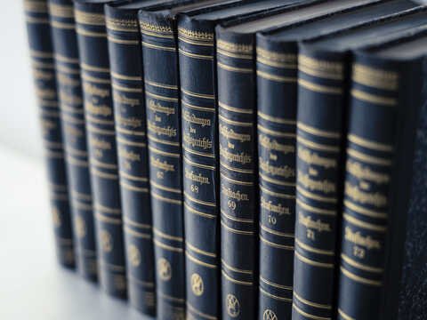 Nebeneinander stehende Strafgesetzbücher