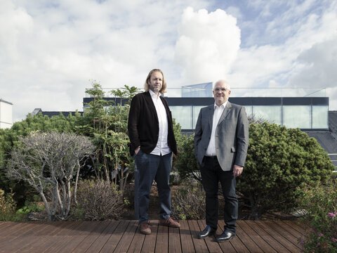 Philipp Grabensee und Dr. Heribert Waider stehen auf einer Terrasse