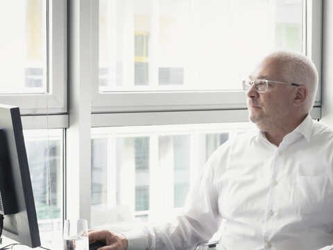 Dr. Heribert Waider schaut auf einen Monitor