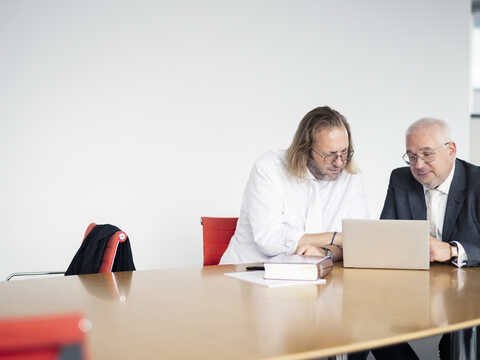Herr Waider und Herr Grabensee sitzen an einem Tisch