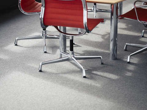 Stühle an einem Besprechungstisch