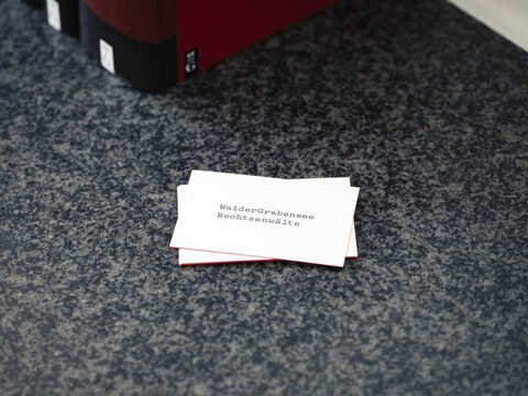 Ein Stapel Visitenkaten liegt auf einem Tisch